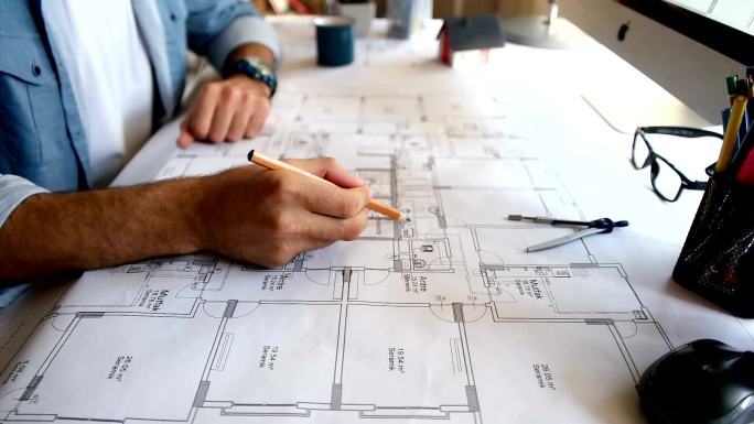 建筑师在勾画一个建筑项目的概念。
