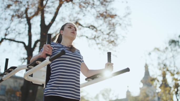 女孩正在做锻炼国外女人减肥瘦身外国女性