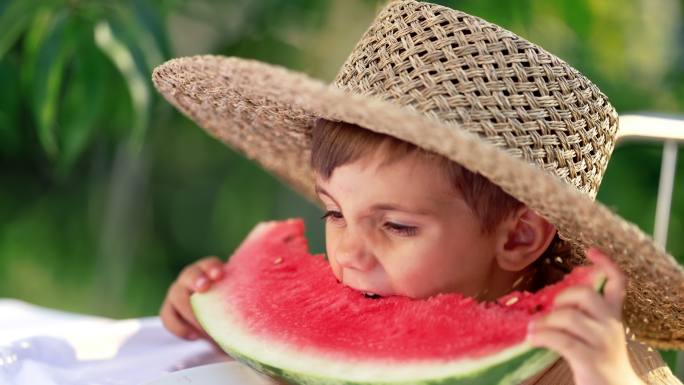 吃西瓜的小男孩热爱吃水果外国小男孩夏天