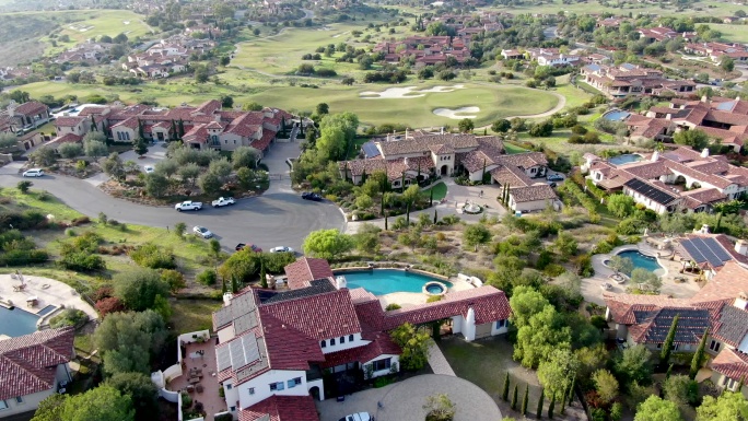 高尔夫球场旁带游泳池的豪华大房子