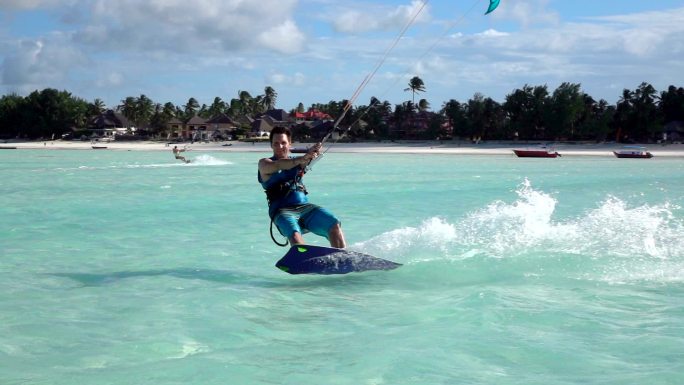 冲浪者在小岛上享受风筝冲浪的乐趣