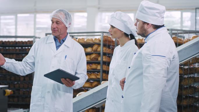 向面包师们解释使用工业机器的规则