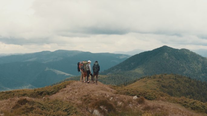 四个人站在一座山上
