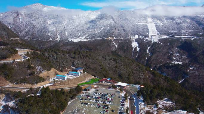 牛背山景区入口停车场