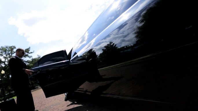 豪华轿车超长轿车土豪下车