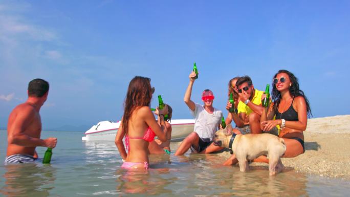 海滩上的朋友聚会老友相聚喝啤酒比基尼
