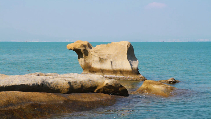 礁石奇石海滩巨石头岛礁大海水自然风景礁石