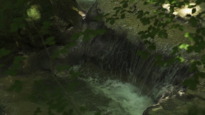 西班牙美丽的绿松石色彩色瀑布