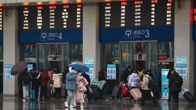 4K长沙火车站春运进站口旅客延时空镜