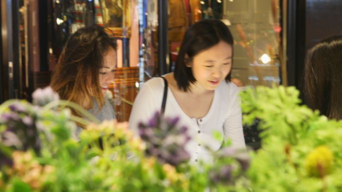 购物的女人珠宝店首饰店年轻女性