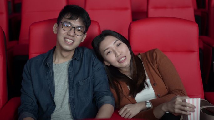 年轻夫妇喜欢在电影院看电影