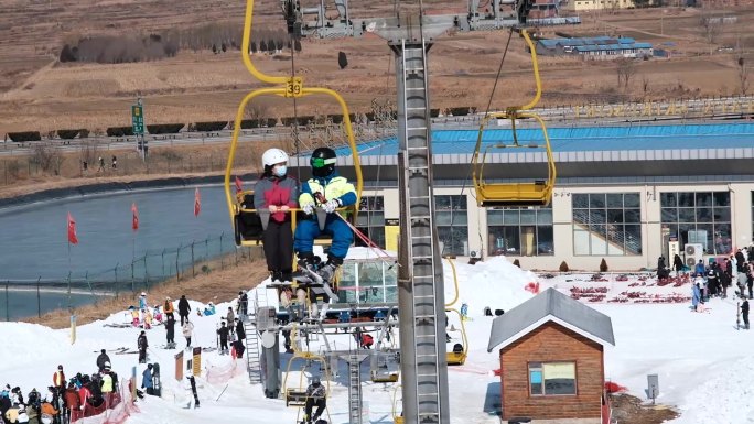 青岛金山滑雪场高空滑雪索道滑雪吊椅直拍