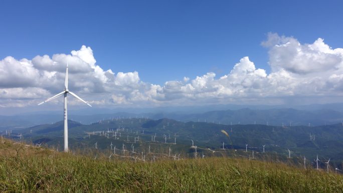 桂林摩天岭风力发电云卷云舒延时摄影