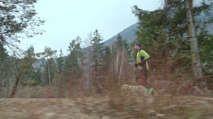 男子和狗在小路上奔跑