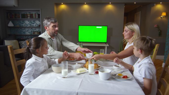 一家人吃早餐看电视