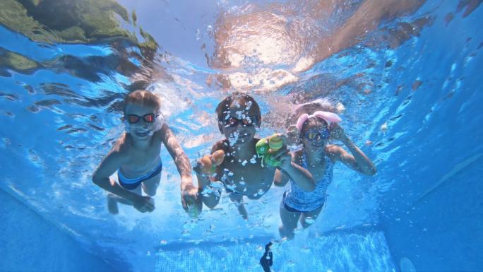 游泳池里的小孩子海洋潜水美好生活广告镜头