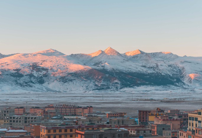 理塘县城雪山雪景日出延时摄影