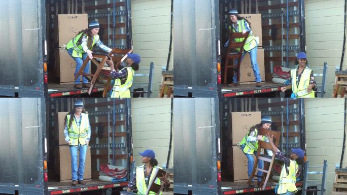 两名女工正在把家具装上送货车