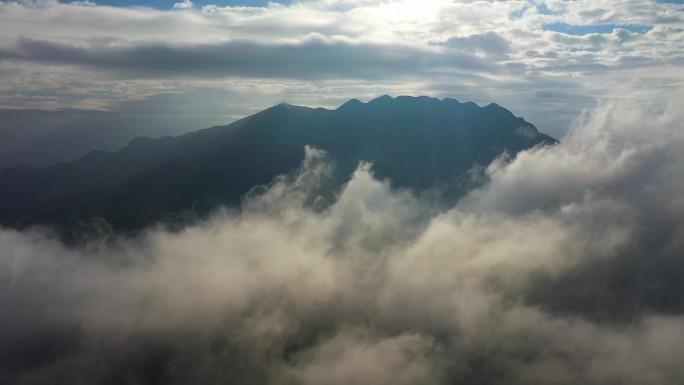 云雾 醒山 破晓 光影