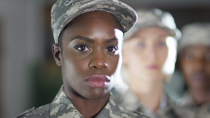 军队中的女性和穿制服的军官
