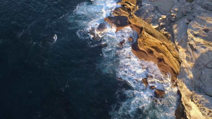 俯瞰大海和岩壁三亚厦门青岛风景海南海岛