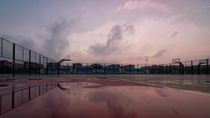 校园篮球场雨后日落延时摄影