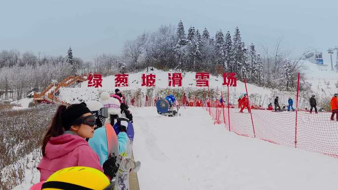 绿葱坡滑雪素材