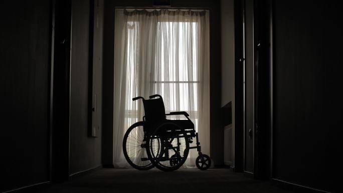 停在医院走廊上的空轮椅