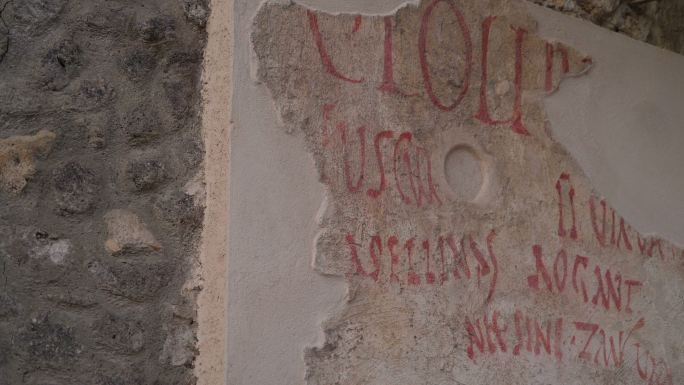 意大利庞贝城墙上被毁坏的经文