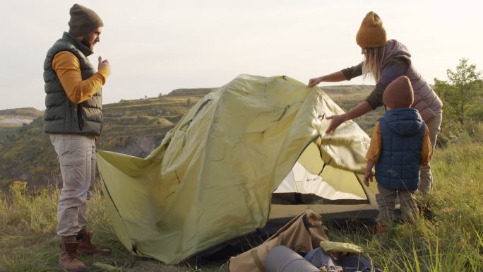 夫妇和小儿子搭起帐篷
