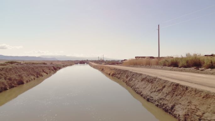 美国西部的灌溉渠水