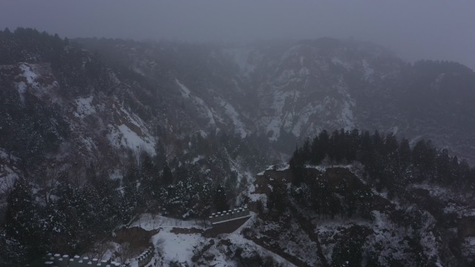 山脉雪景