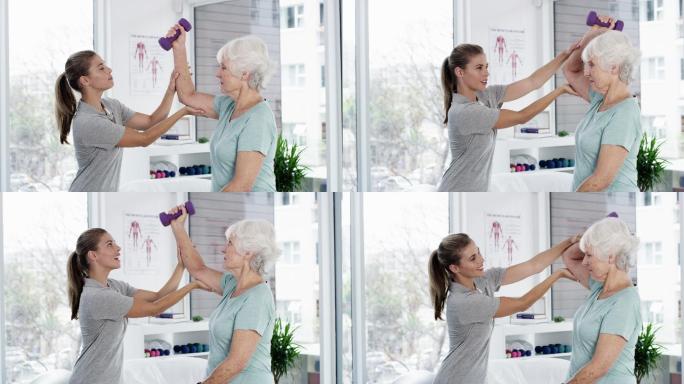 护士帮助老年患者进行锻炼