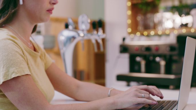 女子在咖啡馆使用笔记本电脑