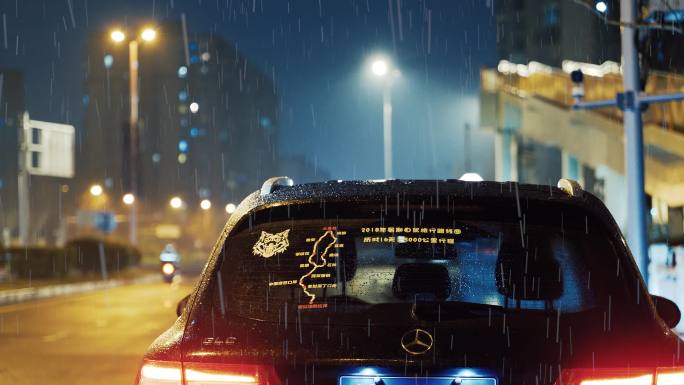 夜晚雨中停路边的奔驰汽车