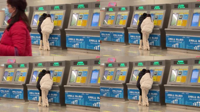 南宁地铁站自助售票机前的时尚美女在购票