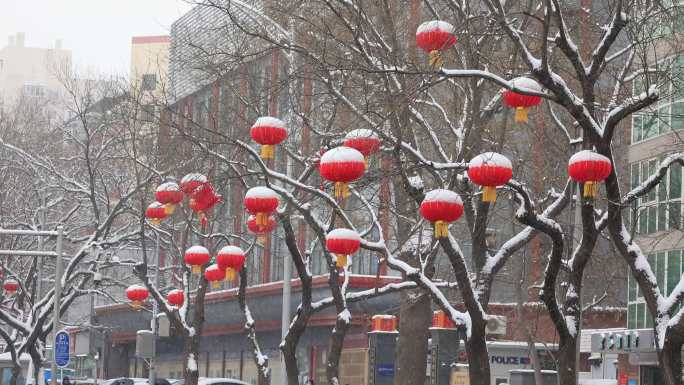 大雪中的过年气氛，街道上车辆行人川流不息