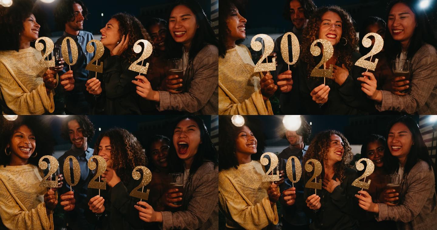 一群朋友正在一起庆祝2022年新年的到来