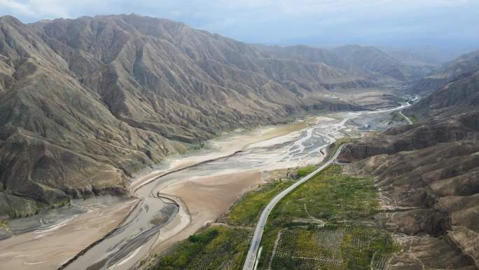 西部祁连山黑水河河谷风光