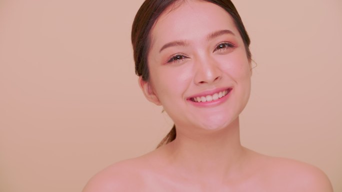 微笑的美女女性时尚电商模特美女护肤广告拍