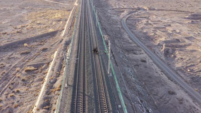 俯拍荒漠铁路巡道工