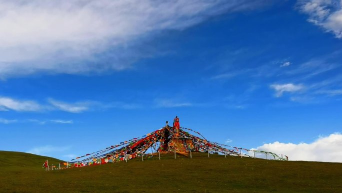 高原草原有上迎风飘扬的金幡