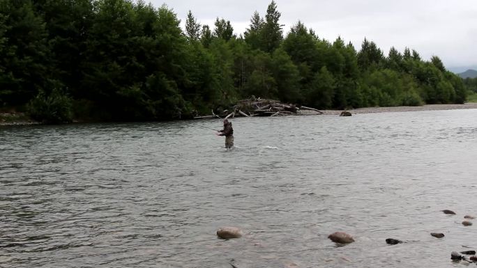 河上的男子河边垂钓休闲活动钓竿钓鱼