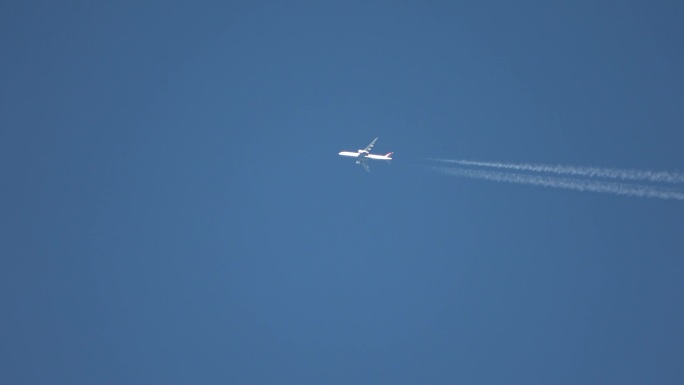 喷气式飞机在天空中留下轨迹。
