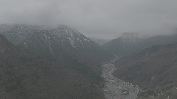 4K航拍雪山下的小城镇