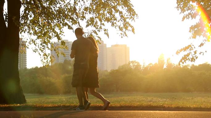 公园散步的人实拍场景视频夕阳阳光下