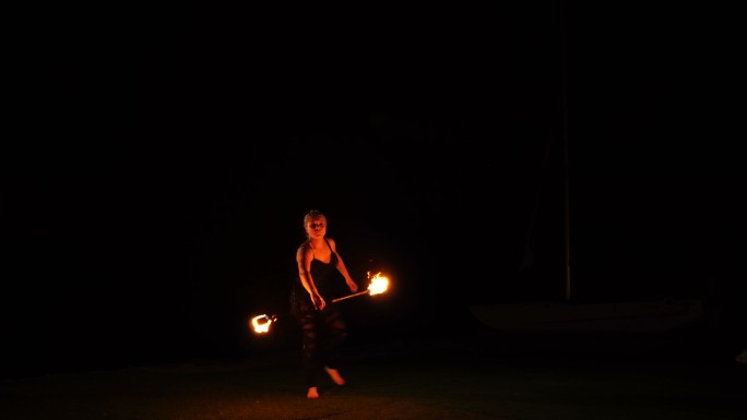 火焰表演者。彝族民俗篝火舞蹈少数民族