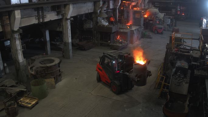 叉车在铸造厂内运送熔融金属