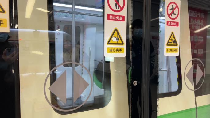 地铁列车进站车门打开乘客上车低头族看手机