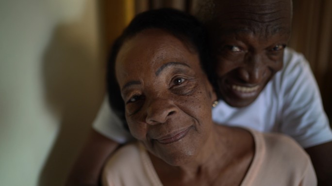 微笑的老年夫妇非洲老人幸福笑脸温馨笑容